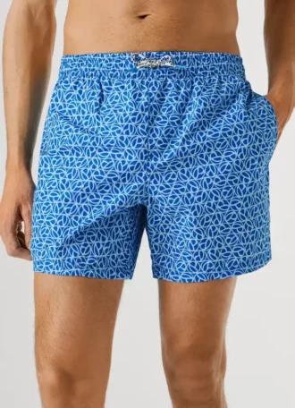 Badshorts med monogram över hela plagget