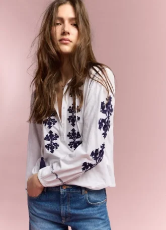 Blus med blommig brodyr