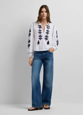 Blus med blommig brodyr