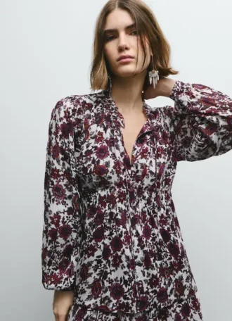 Blus med blommönster