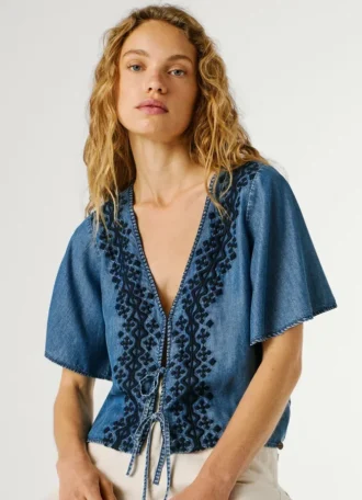 Blus med broderade detaljer