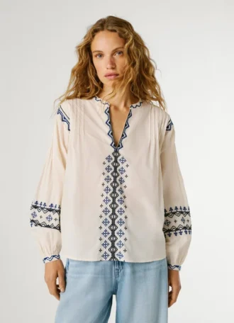 Blus med broderade detaljer