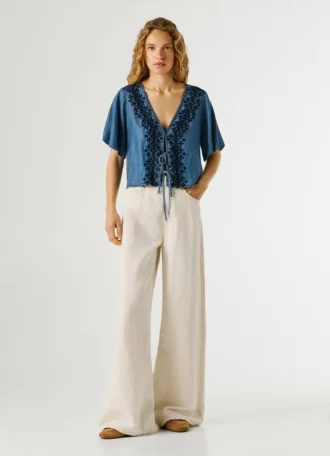 Blus med broderade detaljer