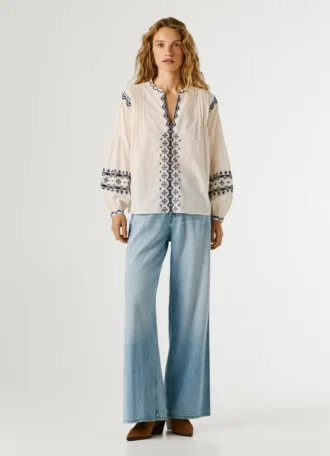 Blus med broderade detaljer
