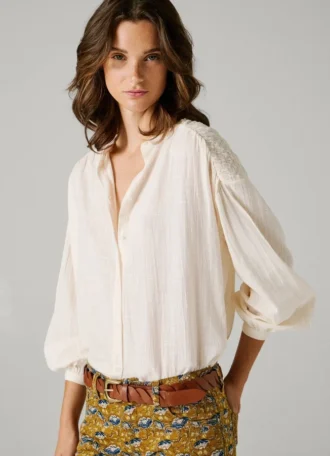 Blus med flytande maokrage