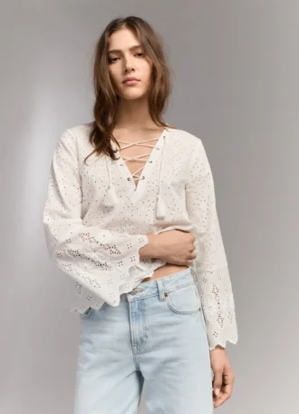 Blus med genombrutna detaljer