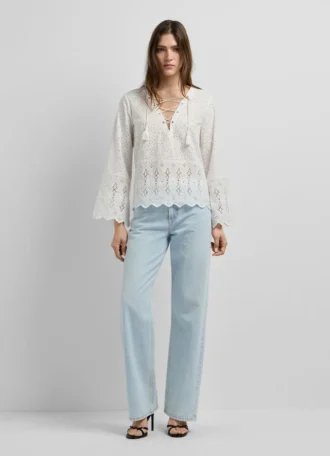 Blus med genombrutna detaljer