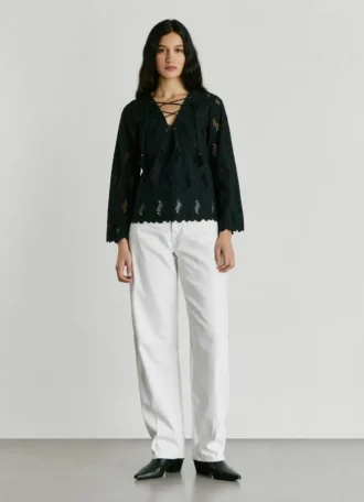 Blus med genombrutna detaljer