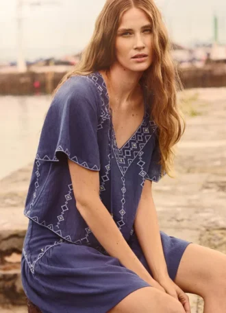 Blus med V-ringning och broderade detaljer
