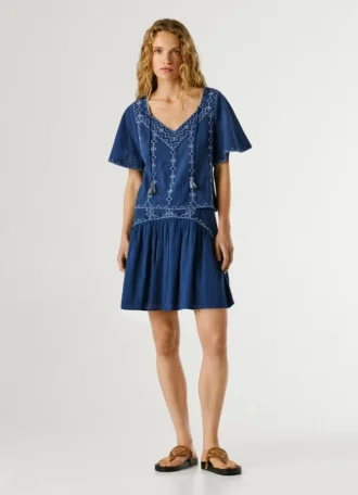 Blus med V-ringning och broderade detaljer