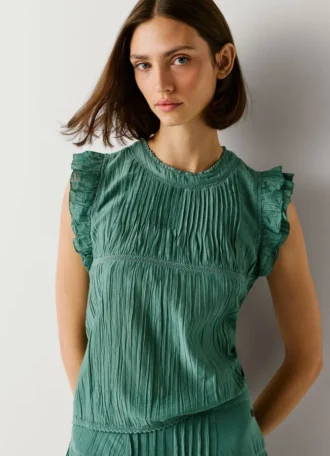 Blus med veckade detaljer