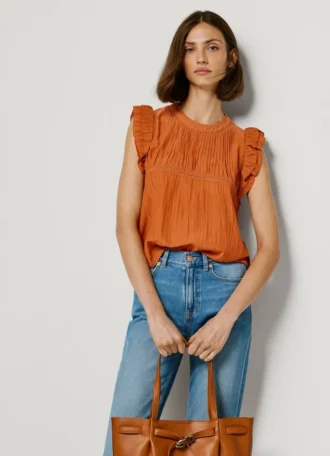Blus med veckade detaljer