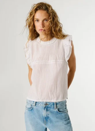 Blus med veckade detaljer