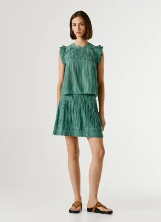 Blus med veckade detaljer