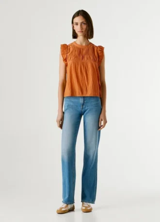 Blus med veckade detaljer