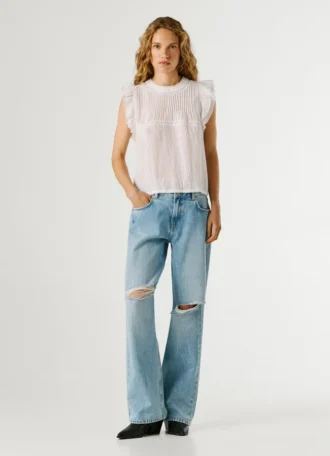 Blus med veckade detaljer