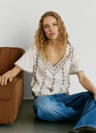 Broderad blus med V-ringning
