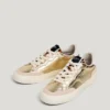 Guldfärgade sneakers med djurmönster Guldfärgade sneakers med djurmönster