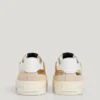 Guldfärgade sneakers med djurmönster Guldfärgade sneakers med djurmönster