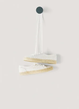 Klassiska sneakers med broderade detaljer