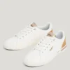 Klassiska sneakers med detaljer i mocka Klassiska sneakers med detaljer i mocka