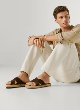 Platta sandaler med korsade remmar