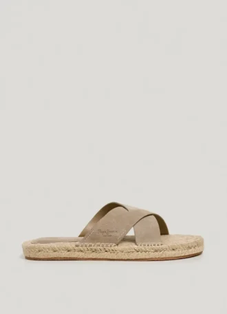 Platta sandaler med korsade remmar