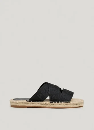 Platta sandaler med korsade remmar