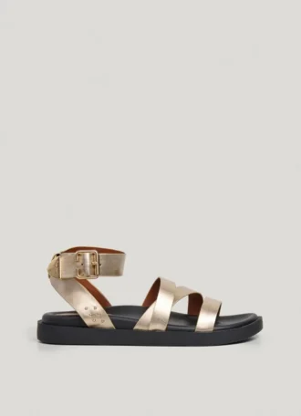 Platta sandaler med korsade remmar