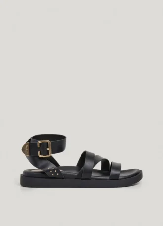 Platta sandaler med korsade remmar