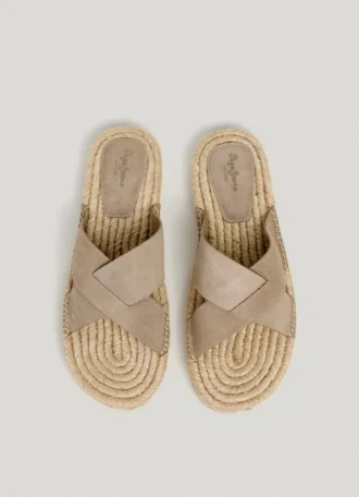 Platta sandaler med korsade remmar