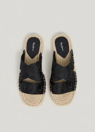 Platta sandaler med korsade remmar
