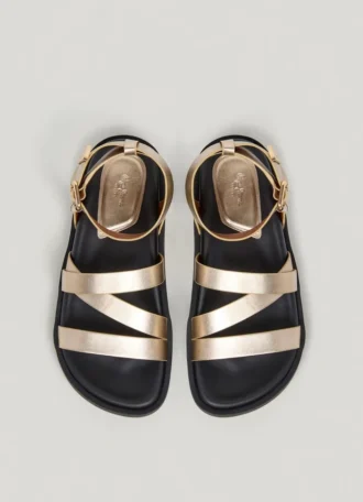 Platta sandaler med korsade remmar