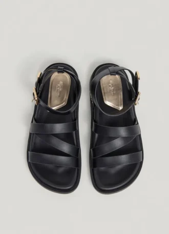 Platta sandaler med korsade remmar