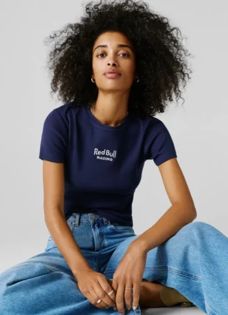 Ribbad T-shirt med broderad logotyp Ribbad T-shirt med broderad logotyp