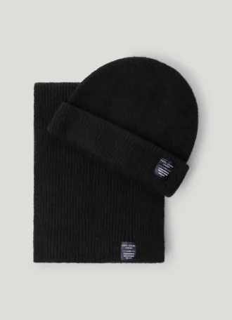Set med ribbad mössa och halsduk